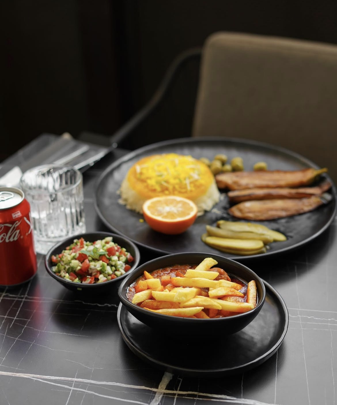 چرا ظروف ملامین بهترین انتخاب برای رستوران‌ها هستند؟